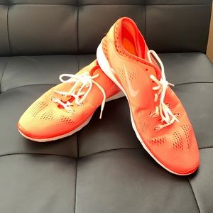 Like new Nike tennis shoes. Size 10. Neon pink.